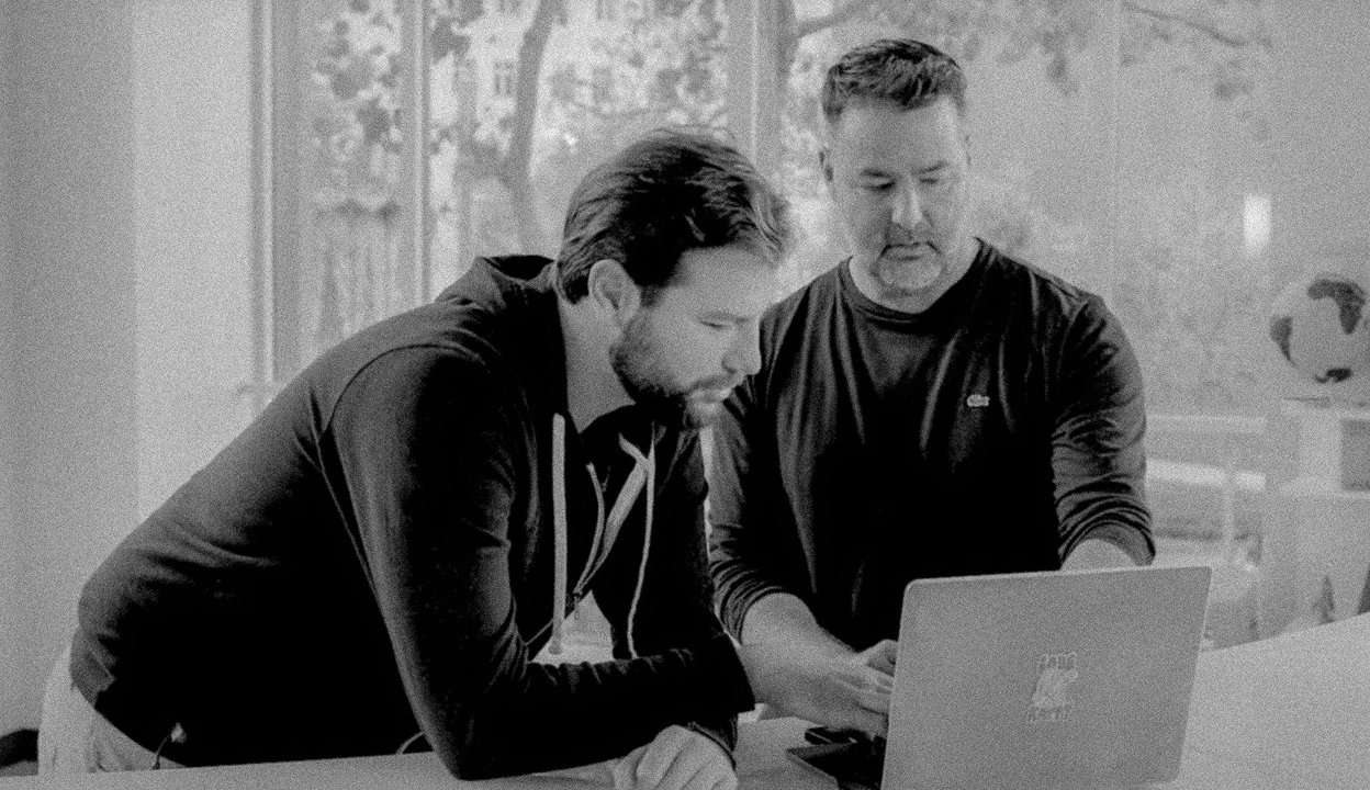 Jason Warner and Eiso Kant mid-conversation, sitting focused in front of a laptop.